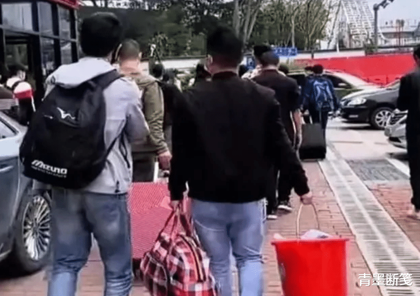 工人|此处不留爷，自有留爷处？“提桶跑路”为何会演变成一种社会常态