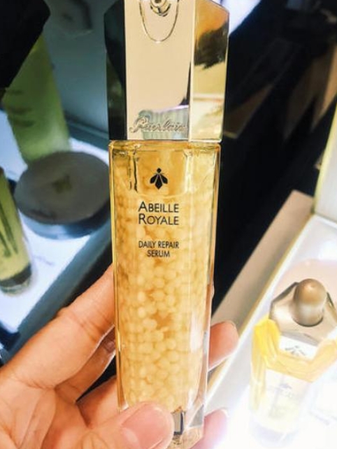 t恤 50岁女人怎么选抗衰老护肤品？这几款平价又好用，效果不比大牌差