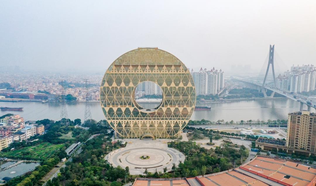 广州荔湾出现“怪异”建筑,正面像个大铜钱,背面像个8字
