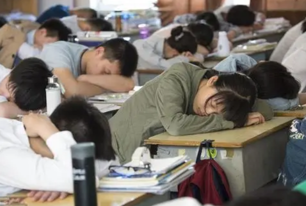 安妈育儿日|大一新生入学半个月后，相继出现“高三后遗症”，既心酸又好笑