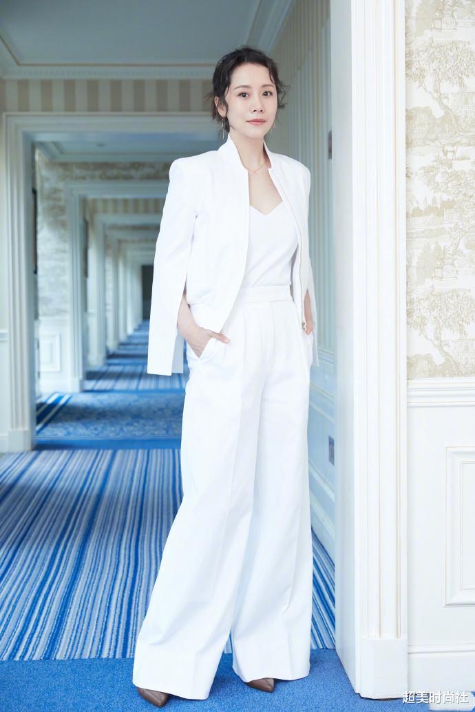 发型|“国民媳妇”海清丢掉锅盖头,中分半长发很职场,网友称她太美了