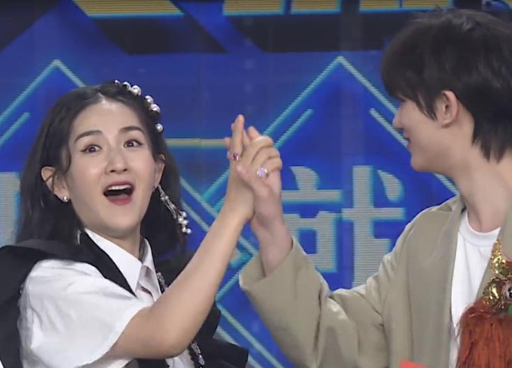 陈飞宇|丁程鑫对宋妍霏绅士手，但遇上她就无所顾忌，粉丝还不怒反笑？