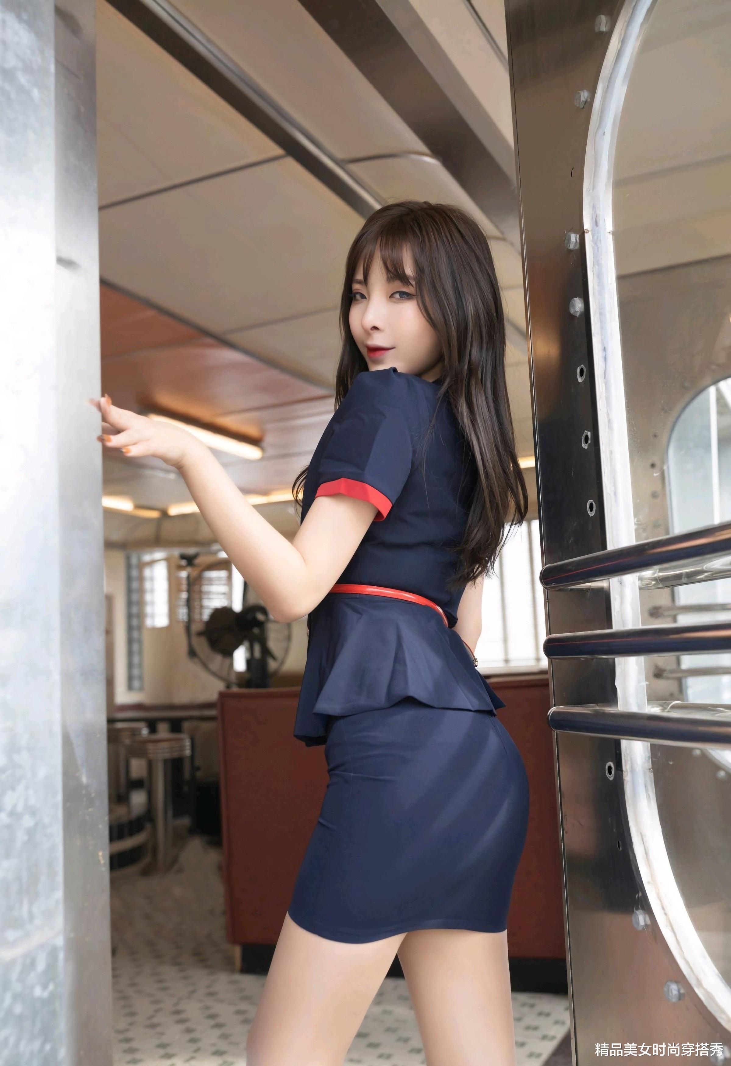 |深蓝色的西装套，可谓是经典中的经典，在职场中有着很高的出镜率