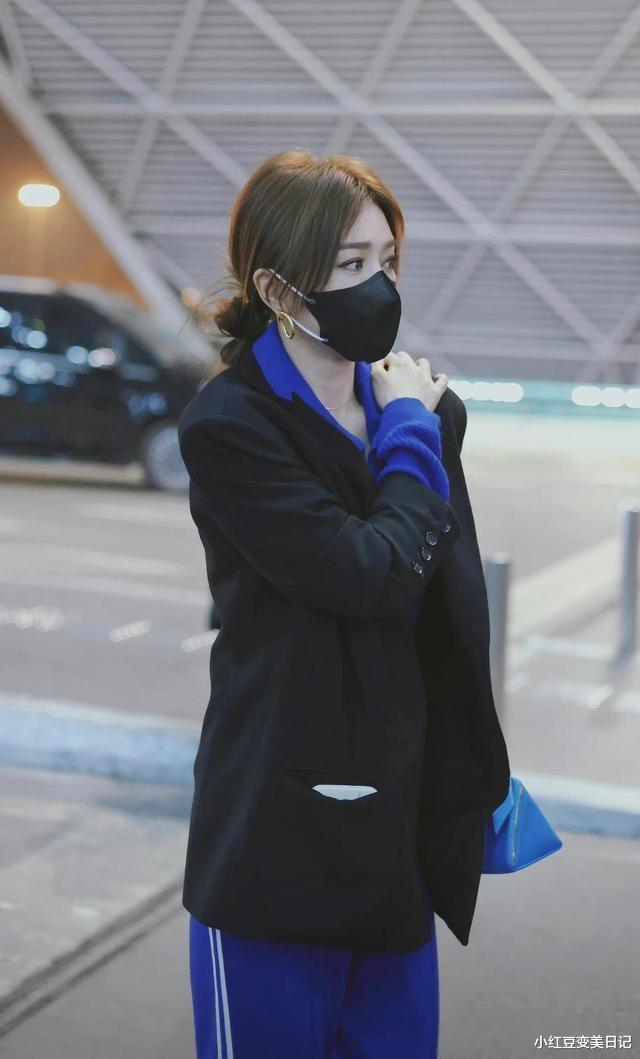 秦岚|秦岚穿西装“炸街”，内搭克莱因蓝色套装，造型高级有女神范