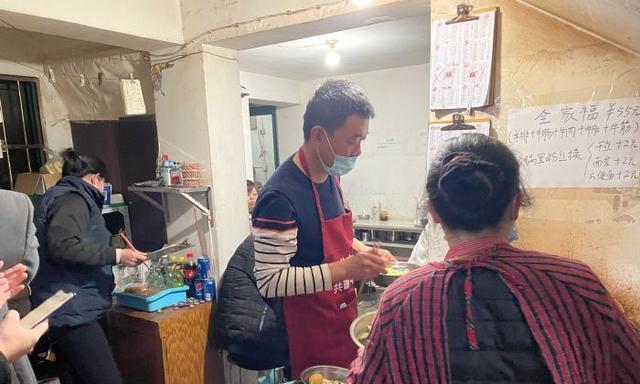 陈晓说美食 南宁下午5点才开门的砂锅店,出餐太慢等1小时才吃上,客人却不少