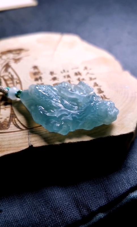 翡翠|一块冰蓝雪花棉的翡翠，私人定制龙牌，起货后忍不住赞叹它的美！