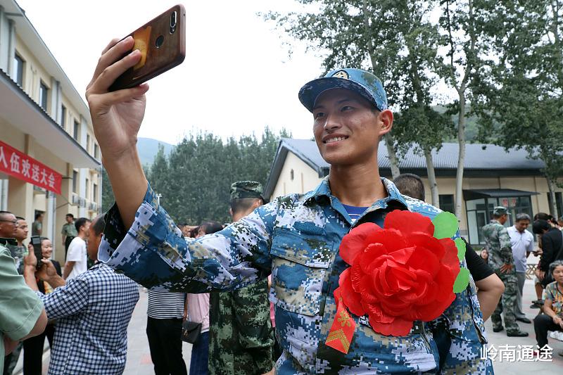 辛芷蕾|士官学校大专学历,该选择留队还是退伍考编?留队是很好的选择!