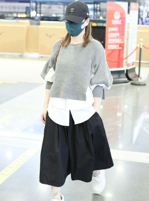 美人哒 阿娇这打扮一般人学不来，“上松下松”造型太吃比例，全靠颜值撑