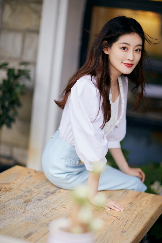 旗袍公馆|难怪获杨幂力捧，祝绪丹穿半裙秀长腿，身材在嘉行4朵金花中拔尖