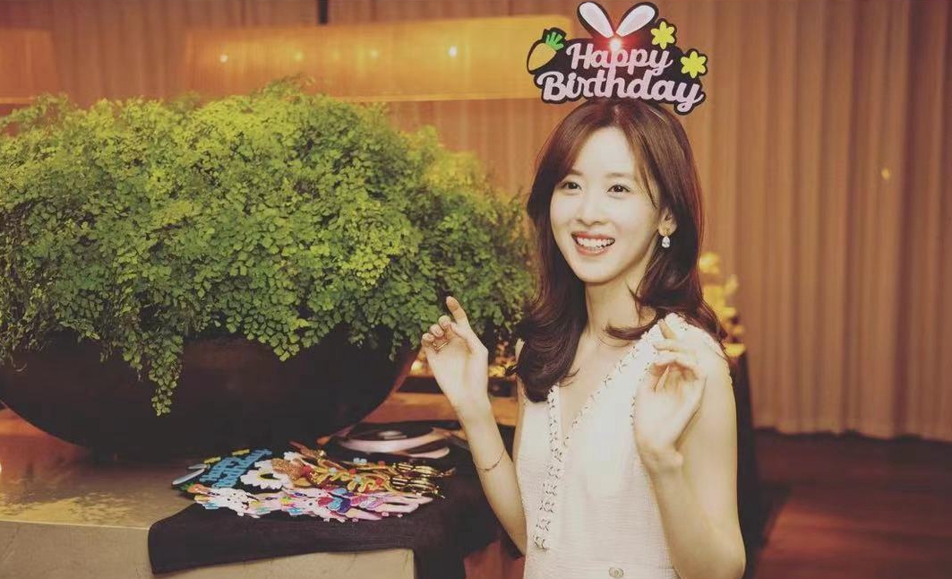 王诗龄|网友食堂偶遇刘强东母亲,打扮朴素但不失威严,众人安静听她讲话