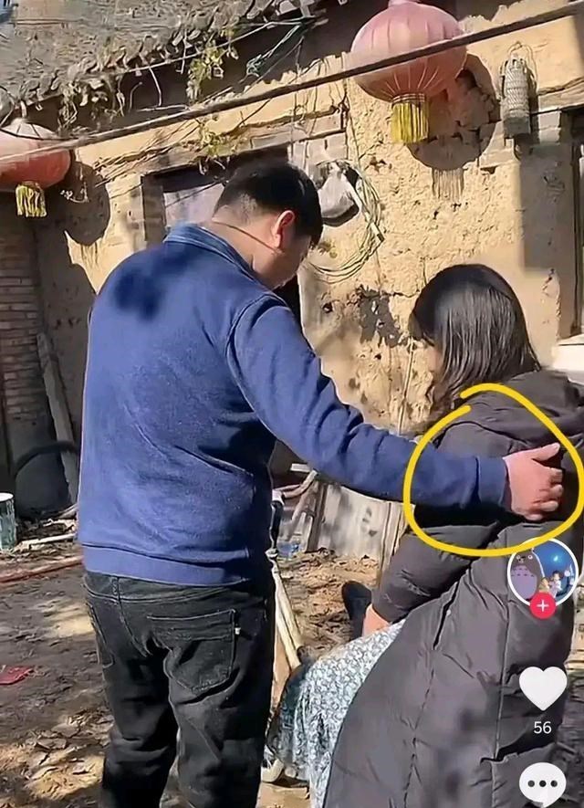 女孩|朱小伟离婚后首露面，春风满面状态好，和同村美女愉快相处