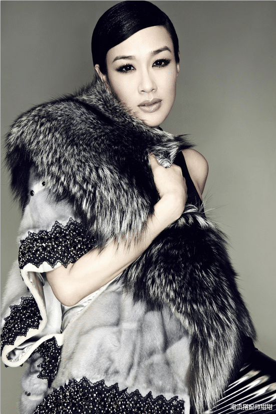 潮流搭配师甜甜 钟丽缇穿皮草也没挡住一身肉,比例完美曲线婀娜,还挺美的
