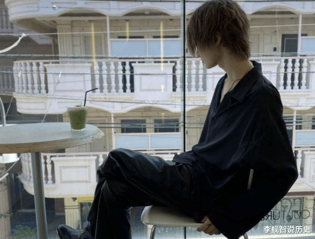 |日本男子苦练化妆术三年，化妆后好比“换头”，网友：是本人吗