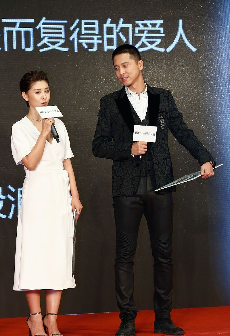 穿衣搭配|王雷有多宠妻,从站姿就能看出来,35岁妻子脸型圆润好似25岁