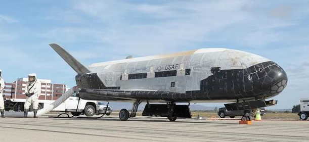 伊隆·马斯克 马斯克一针见血地指出了航天飞机失败的原因，就是聪明人做出的愚蠢设计