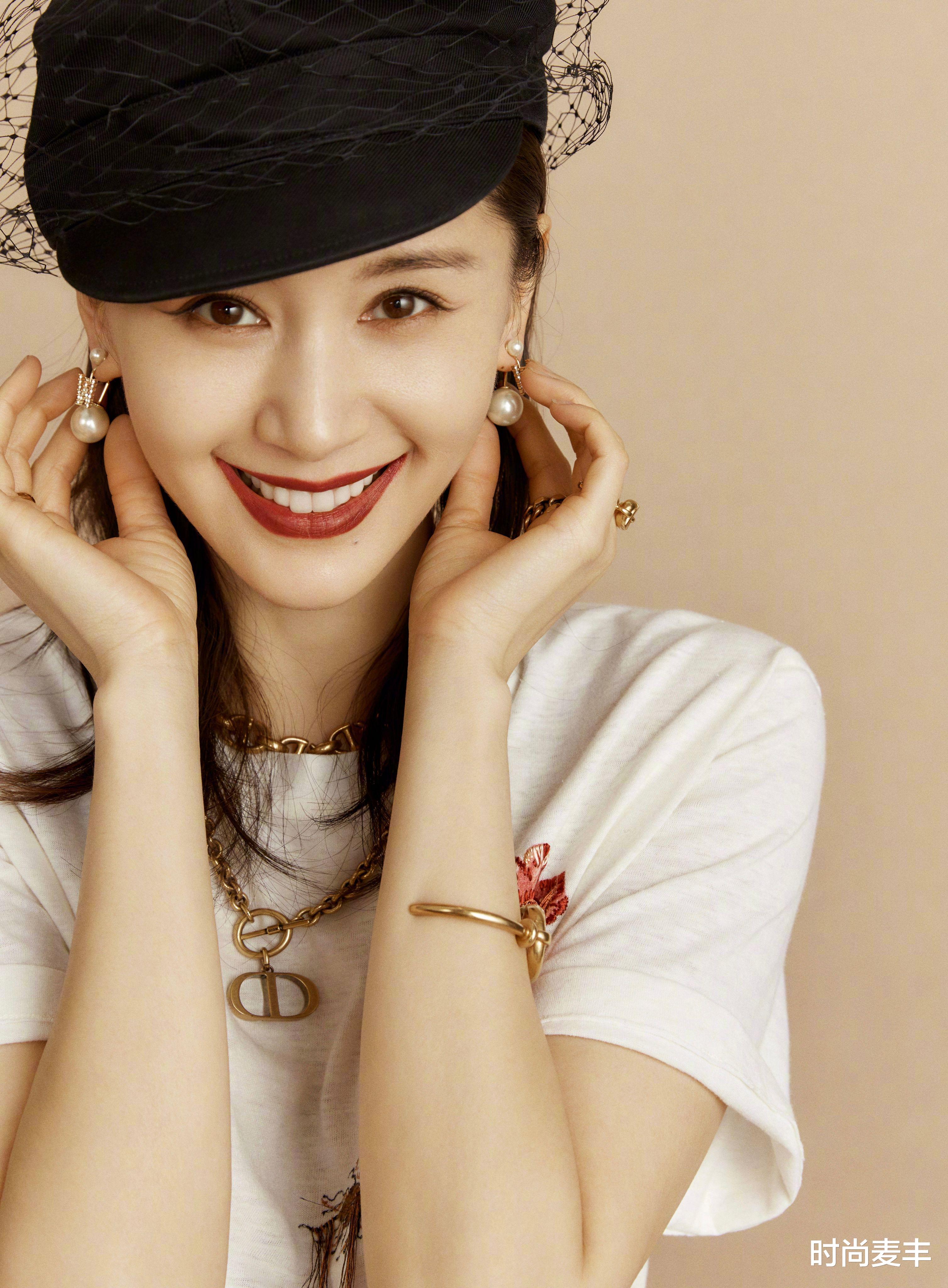 王子文|迪奥中国彩妆大使王子文亮相活动现场，针织衫配白长裤，摩登时尚