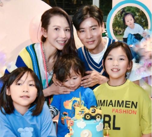 张晋|蔡少芬一家为儿子庆生!2岁乐儿喂妈妈冰淇淋,张晋吃醋嘟嘴