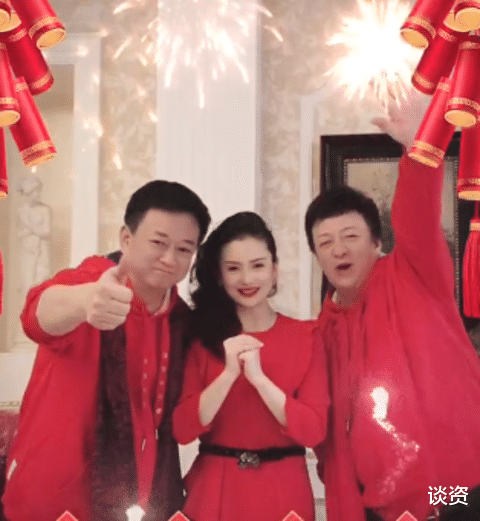 谭梅|朱军51岁妻子谭梅太显嫩，甜笑卖萌似少女，巴掌脸尖下巴不输网红