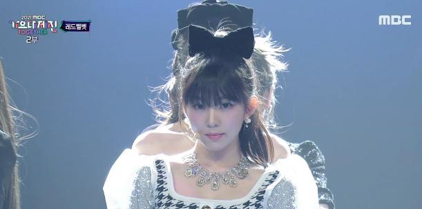 |最强神颜Irene挺过霸凌争议！回归舞台双颊凹陷暴瘦，引粉丝心疼