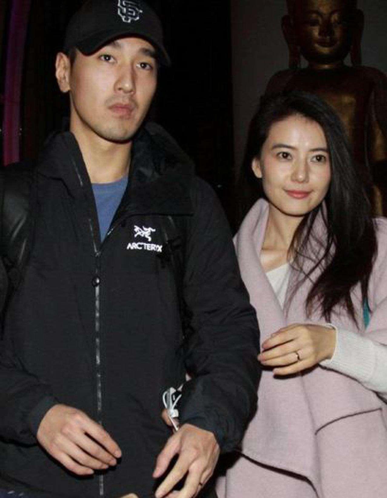 高圆圆|42岁高圆圆被疑怀二胎！低调现身妇儿医院，穿着宽松遮肚身形臃肿