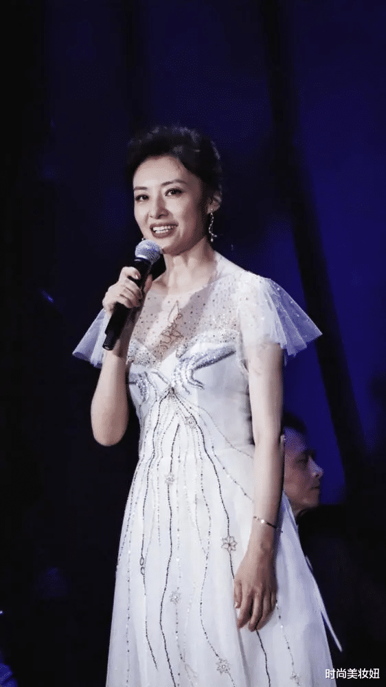 连衣裙|周涛这才是“逆龄生长”,一袭蓝色连衣裙配高马尾,53岁太养眼
