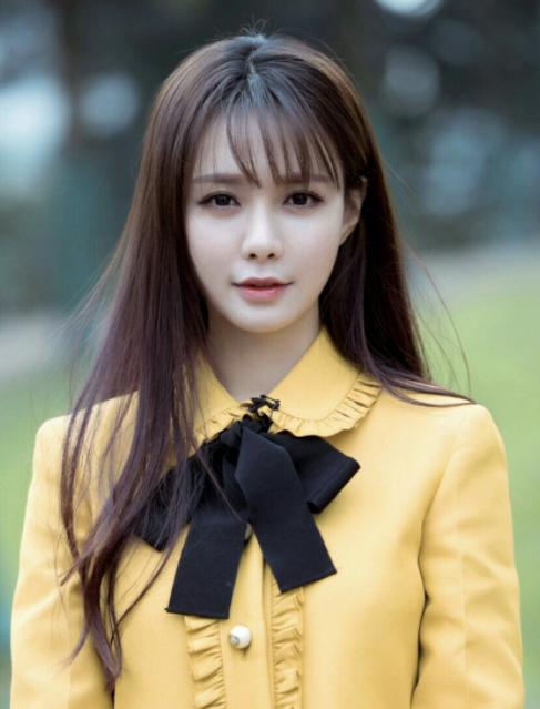 沈梦辰|沈梦辰“豪迈坐姿”引争议，本人无奈回应：那是我的颈枕…