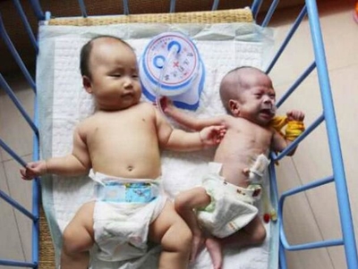 舜网 女婴刚出生，就被妈妈绑在床上一动不能动，爸爸在一旁偷偷抹泪