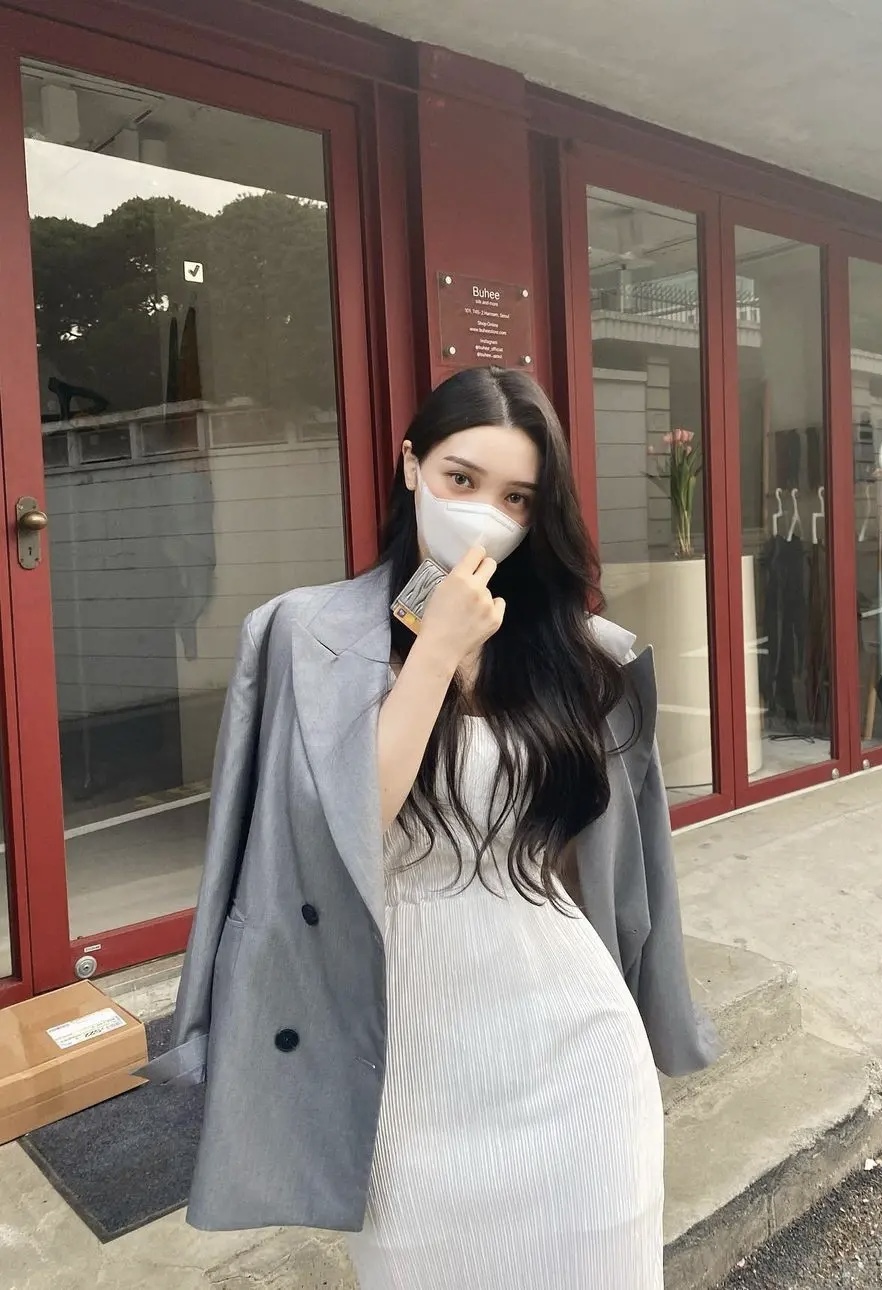 就聊一下|别再单穿吊带裙了,现在的时髦精更喜欢搭配西装外套,精致又时髦