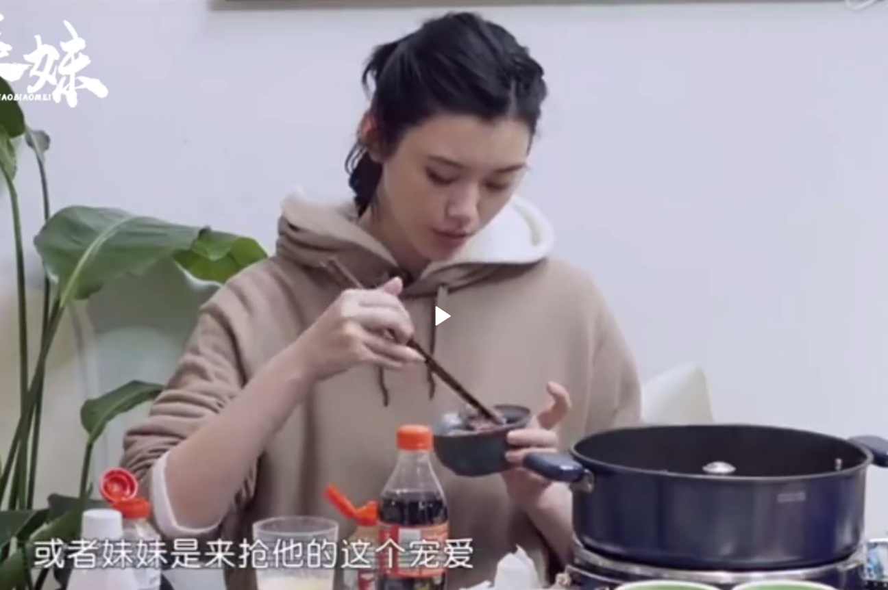 奚梦瑶|奚梦瑶怀二胎后亮相，二胎孕肚微胖十分明显，育儿观念遭网友吐槽