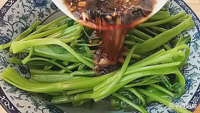 肝脏|冬天多吃这碱性蔬菜,钙是番茄的12倍,通便解毒除口臭,4块钱1把