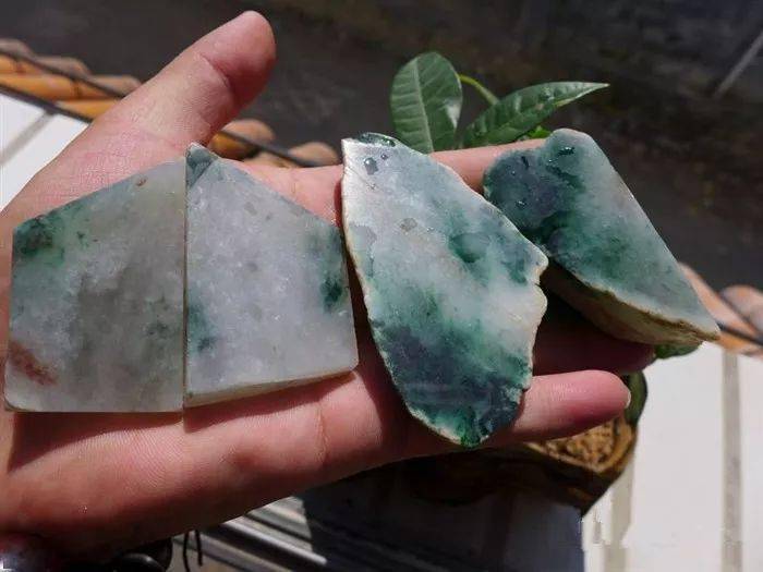 致中和翡翠原石 全身冒绿花的木那脱砂翡翠,可惜没能切出满色!