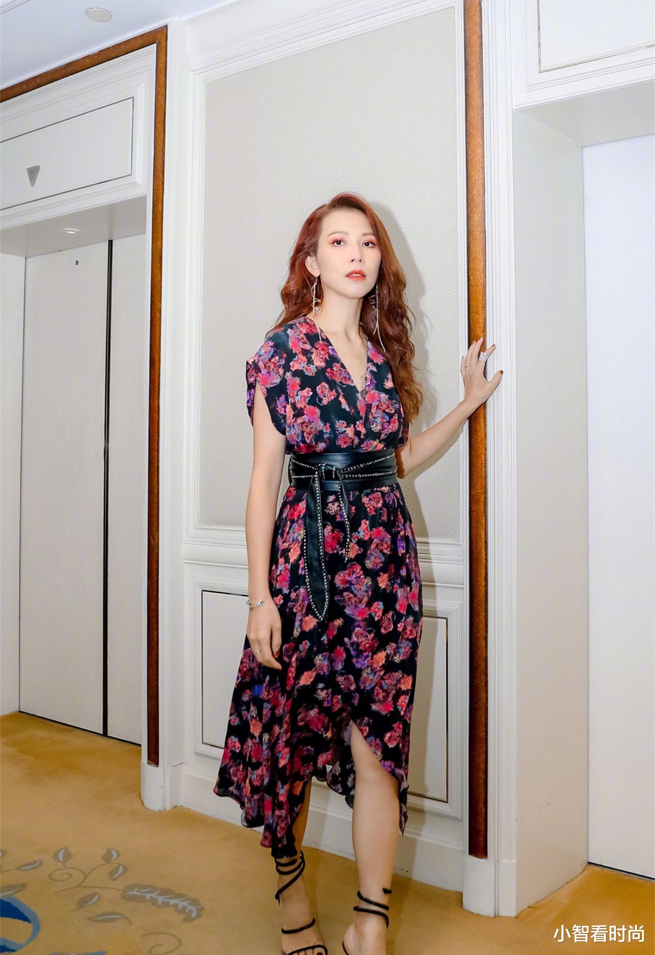 蔡少芬|蔡少芬依旧是女神样，穿薄纱黑边抹胸裙装，其曼妙的造型不言而喻