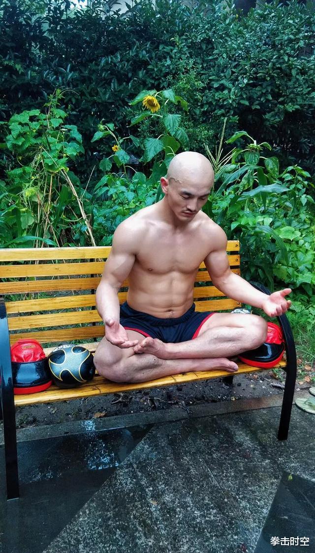 刘涛|武僧一龙又与香港影星合影！一龙姐姐也上镜，大家一起喝茅台