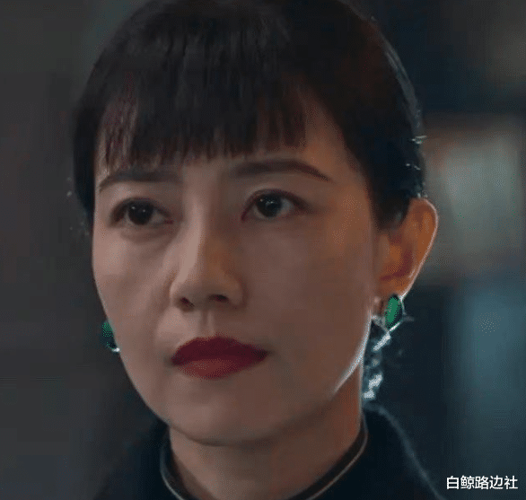 高圆圆|42岁高圆圆美术馆自拍！身材纤瘦腿部显粗，生图暴露真实皮肤状态