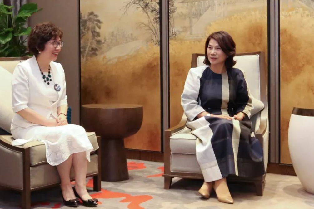 戚薇 格力女员工披头散发，董明珠呵斥：头发给我剪掉！