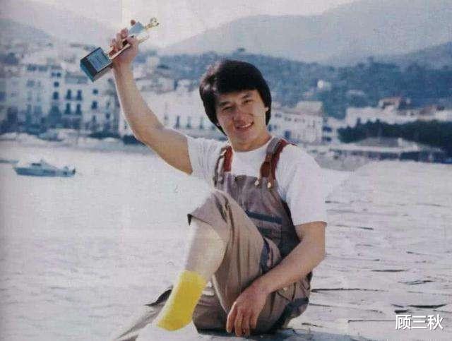 成龙|成龙同父异母的大哥，7岁时被父亲抛弃，73岁第一次见到明星弟弟