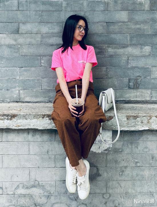 Nina昵娜 董洁走机场太端着!穿圆领外套直筒裤跟明星格格不入,简单过头了