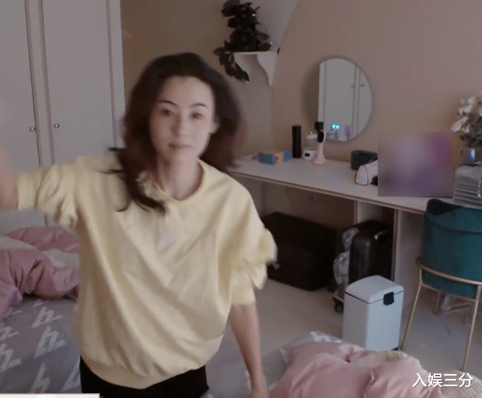 张柏芝|张柏芝起床后素颜出镜，被镜头直接怼脸拍，这状态不相信有40岁！