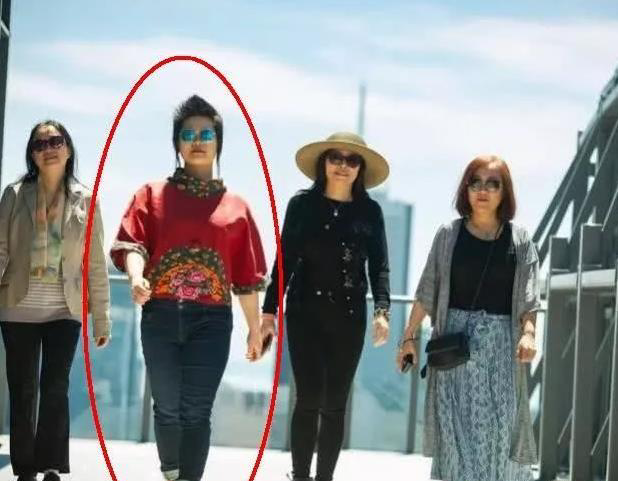 毕福剑|毕福剑25岁女儿近照太吸睛，鸡冠头配红上衣，是前卫还是辣眼睛？