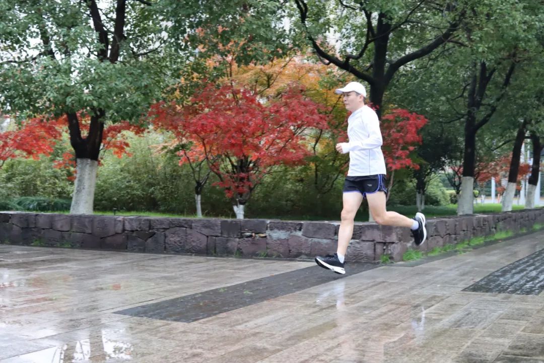 跑鞋|国产超弓虽防水跑鞋，YYDS!