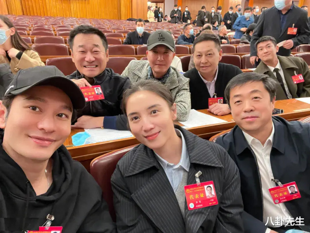 宋佳|众星出席文代会:陈宝国围巾拉风,邓超合照耍心机,宋佳P图太狠