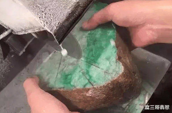 翡翠|新人玩翡翠赌石最容易在这里被忽悠：要买就买表面裂小的？