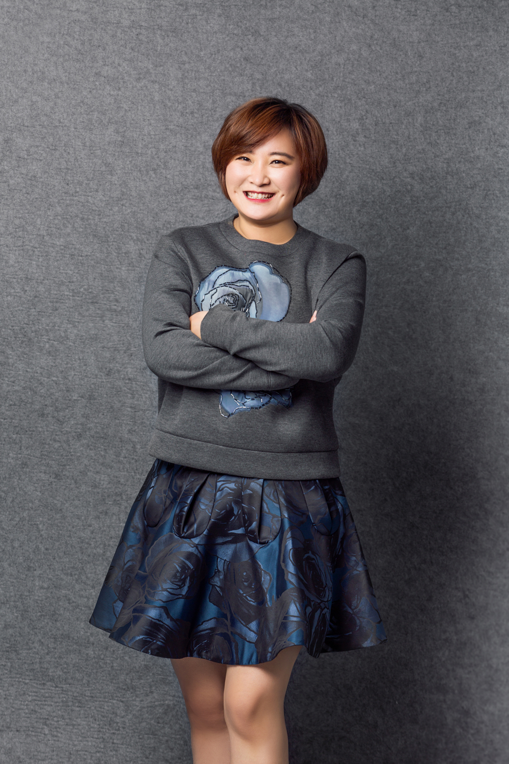 猫姐穿搭经 贾玲的体重总算“刹车”了，修身版唐装也敢穿出来，成胖女孩榜样