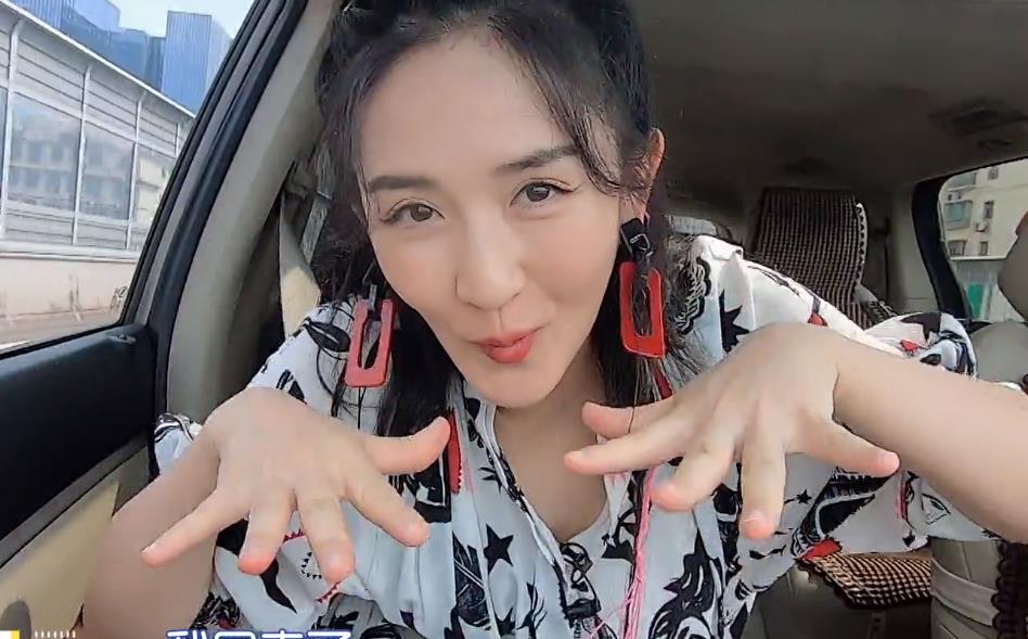 百艾堂|谢娜复出让何炅当司机迎接，除开显露友情，穿搭还曝光了精心布局