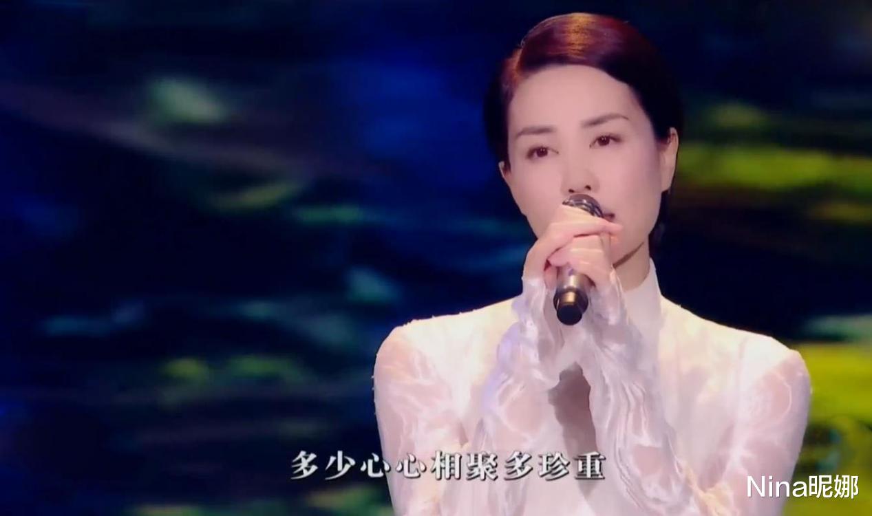 |时隔3年再登大型晚会！王菲穿拖地长裙剪短发独自歌唱祖国，重拾女王风范