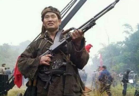 朱之文|朱之文西装革履现身品酒会，引网友热议：一个农民会品什么酒？