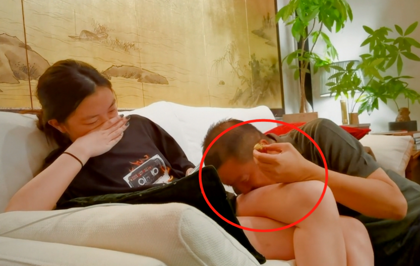 哲学筱筱|李亚鹏与女儿的一组照片曝光，撒娇、亲女儿大腿，网友：过分了