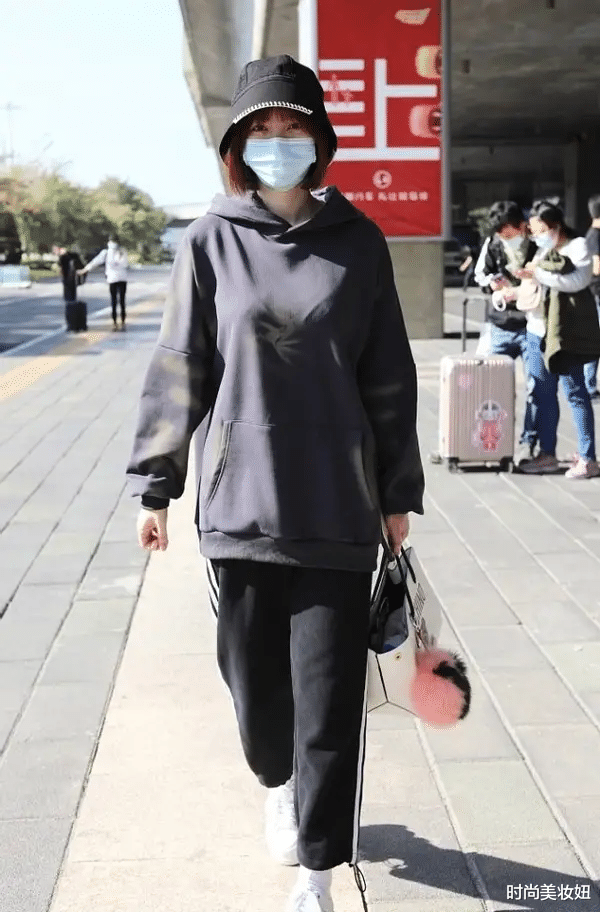 柳岩|柳岩还是这么敢穿,镂空蕾丝上衣半透不露,配半身裙高级大气