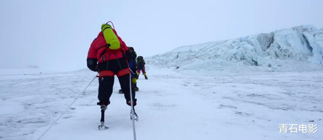 |成龙演过他，吴京为他宣传，连胡歌都公开感谢他，这大爷凭什么？