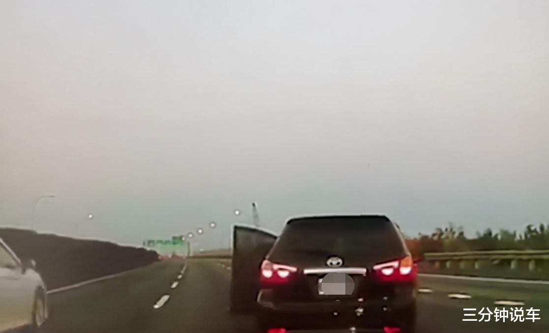 交易 高速一辆车侧翻,一路火花带闪电,网友:魂都吓没了